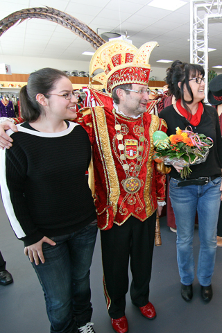 Pia und Sarah Arenz empfangen den Prinz in seinem tollen Kostüm in Dernbach